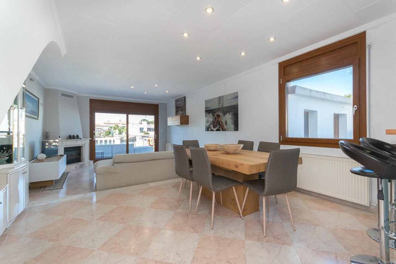 Holiday home Casa Con Vista Al Canal Roses