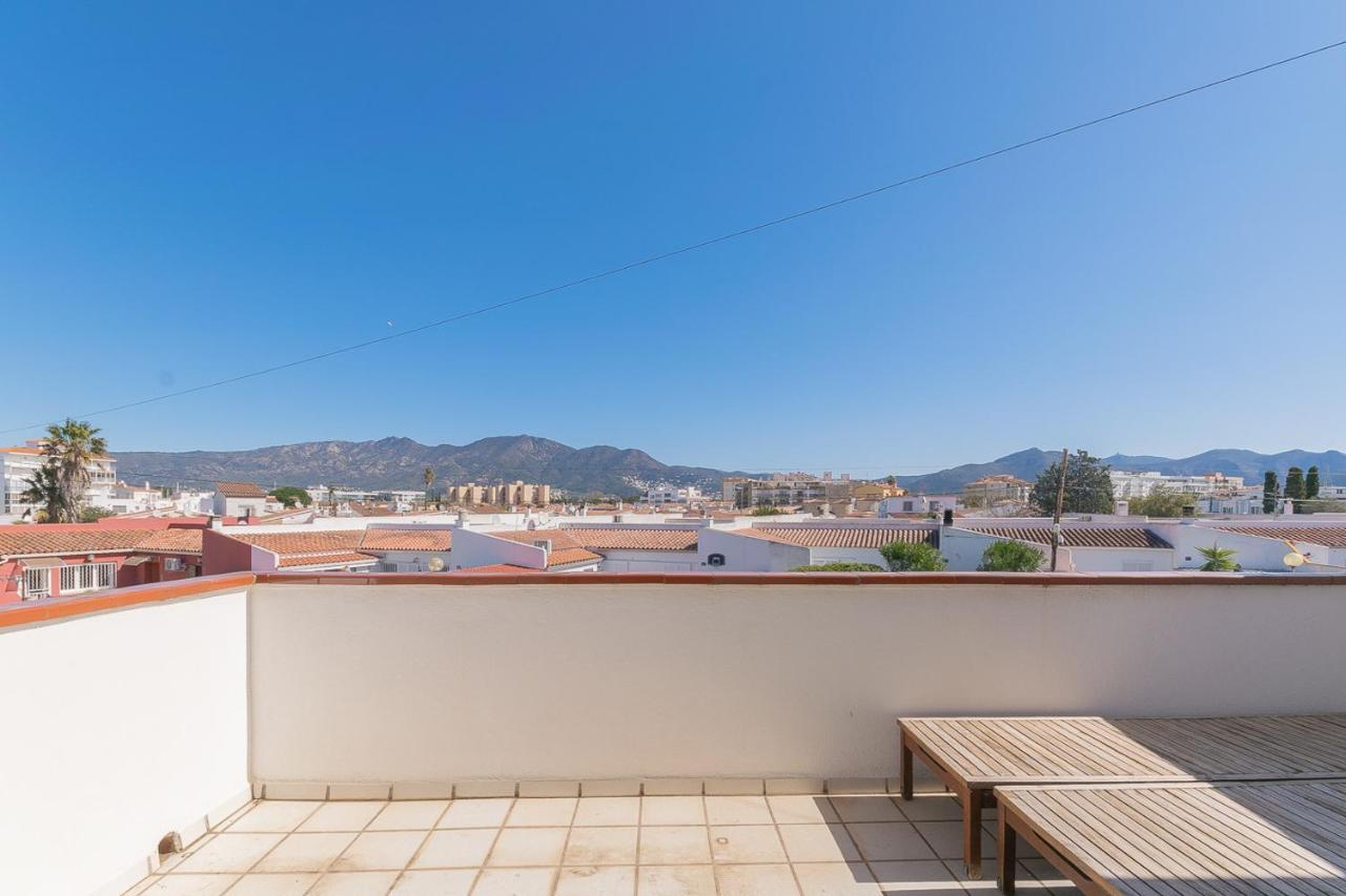 Casa Con Vista Al Canal Сasa de vacaciones Rosas