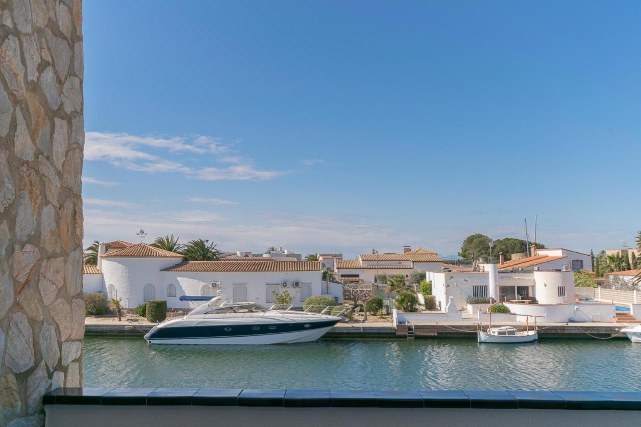 Casa Con Vista Al Canal Сasa de vacaciones Rosas